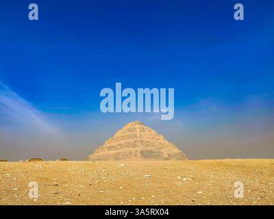 Memphis, Egypte ; 20 janvier 2024 : témoin de l'innovation ancienne à Zoser's Step Pyramid à Saqqara, Memphis, Egypte, sur le Nil occidental. Banque D'Images