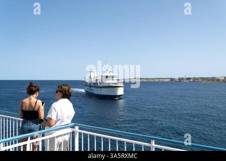 Passagers à bord du ferry Gozo Channel avec la côte de Gozo en arrière-plan - ozo Channel, Malte. Banque D'Images