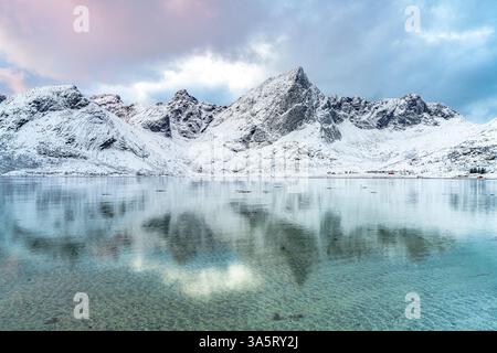 Montagnes enneigées reflétées dans la mer arctique Banque D'Images