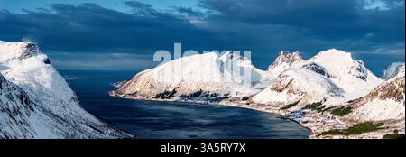 Fjord enneigé gelé, île de Senja, Norvège Banque D'Images