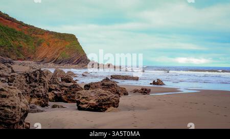 Paysage côtier pittoresque avec une plage rocheuse avec de grands rochers dispersés le long du rivage Banque D'Images