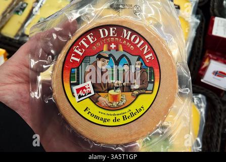 TETE de moine, Käse aus der Schweiz. TETE de moine, Französisch für Mönchskopf, ist ein Schweizer Halbhartkäse, der im Berner Jura und im Kanton Jura aus unbehandelter Kuhmilch hergestellt wird *** TETE de moine, fromage de Suisse TETE de moine, français pour tête de moine, est un fromage à pâte semi-dure suisse fabriqué à partir de lait de vache non traité dans le Jura bernois et le canton du Jura Banque D'Images