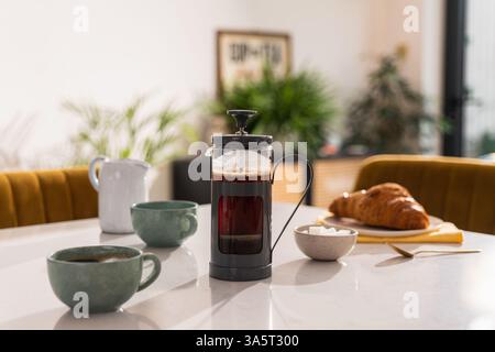 French Press Cafetiere et croissant le matin Banque D'Images