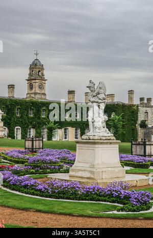 Jardins italiens à Wrest Park, Royaume-Uni ; statues en premier plan avec la demeure majestueuse en arrière-plan. Silsoe, Bedfordshire, Royaume-Uni Banque D'Images