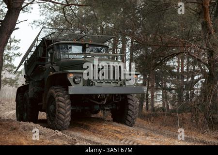 Système de lance-roquettes multiples MLRS dans des conditions de combat sur le champ de bataille Banque D'Images