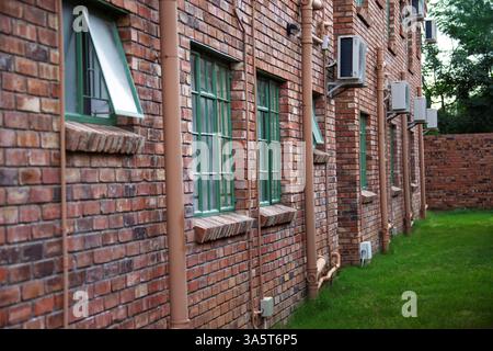 royaume-uni Angleterre vue de cour arrière de brique bâtiment de plusieurs unités maisons de ville, pelouse d'herbe verte Banque D'Images