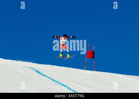 le coureur de ski effectue le saut pendant le ski alpin de compétition Banque D'Images