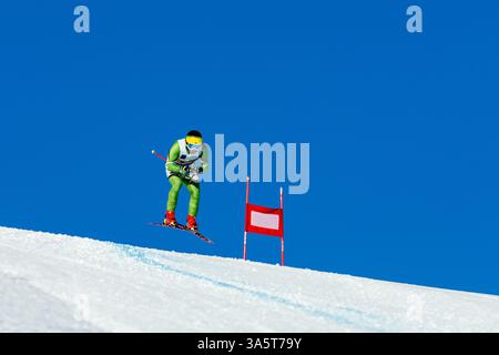 homme ski coureur effectuer le saut pendant le ski alpin de compétition Banque D'Images