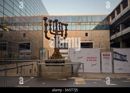 Tel Aviv, Israël. 16 mars 2025. Une grande ménorah est vue à l'aéroport Ben Gourion de tel Aviv, Israël, le 16 mars 2025. (Photo de Jaap Arriens/Sipa USA) crédit : Sipa USA/Alamy Live News Banque D'Images