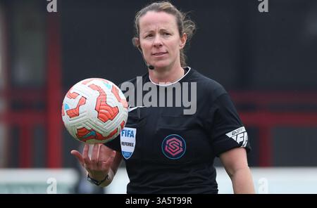 Londres, Royaume-Uni. 23 mars 2025. LONDRES, ANGLETERRE - arbitre Stacey Pearson pendant le match de football Barclays FA Women's Super League entre West Ham United Women et Tottenham Hotspur Women au Chigwell construction Stadium Victoria Road, Dagenham le 23 mars 2025 à Dagenham, Angleterre. Crédit : action Foto Sport/Alamy Live News Banque D'Images