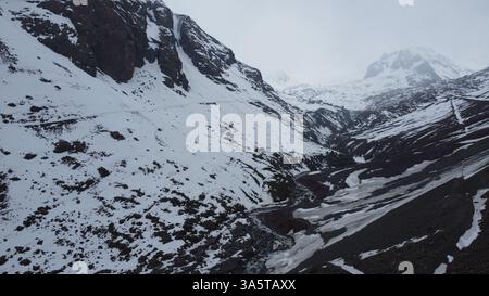 Photo aérienne d'une montagne enneigée à Embalse del Yeso près de Santiago, Chili. Superbe vue de drone sur les Andes avec des sommets enneigés et une beauté naturelle Banque D'Images