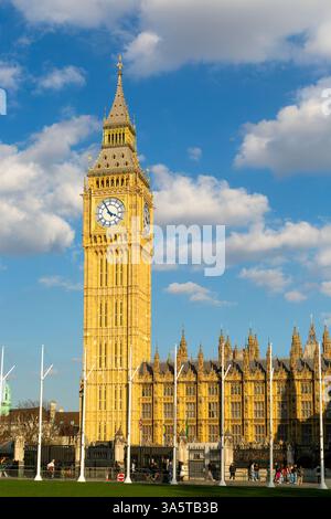 Big Ben, chambres du Parlement, Westminster, Londres, Angleterre, Royaume-Uni depuis Parliament Square Garden Banque D'Images