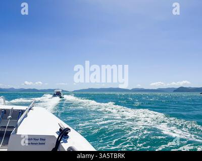 Bateau sur roues conduisant à la célèbre plage unique de Whitehaven. Un bateau conduit devant. Grande barrière de corail, Queensland, Australie Banque D'Images