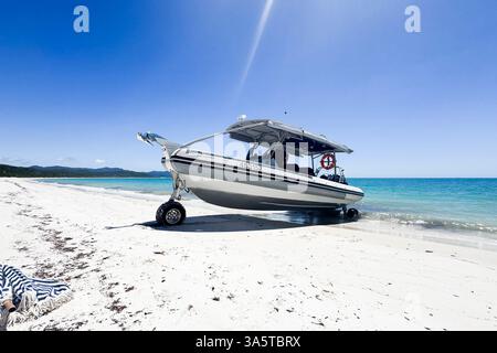 Bateau sur roues debout à la célèbre plage unique de Whitehaven. Bateau amphibie moderne capable de conduire sur terre, plage. Whitehaven Banque D'Images