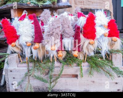Stockholm, Suède - 21 décembre 2024 : une collection de décorations fantaisistes de gnome avec des chapeaux rouges, blancs et bruns, avec nez en bois, disposés dans Banque D'Images
