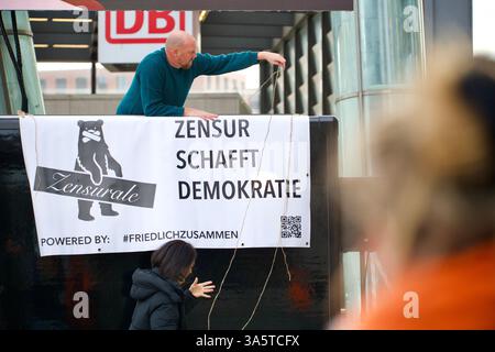 Berlin, Allemagne. 23 février 2025. Un homme accroche une bannière qui dit (ZENSUR schafft Demokratie). Banque D'Images