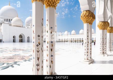 Abu Dhabi, Emirats Arabes Unis - 15 mars, les gens visitent la spectaculaire Grande Mosquée Sheikh Zayed pendant une journée ensoleillée Banque D'Images