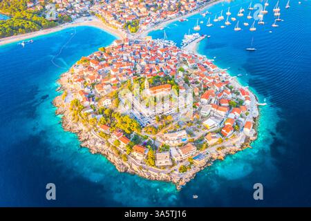 Une vue aérienne époustouflante de Primosten, en Croatie, mettant en valeur sa superbe péninsule et les eaux cristallines de l'Adriatique Banque D'Images