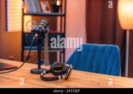 Microphone et écouteurs sont sur la table, espace pour les podcasts. Banque D'Images