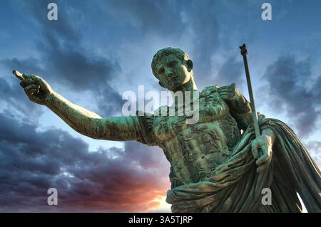 La statue de Jules César se dresse fièrement à Rome, capturant l'essence de l'histoire ancienne. Rome. Italie Banque D'Images