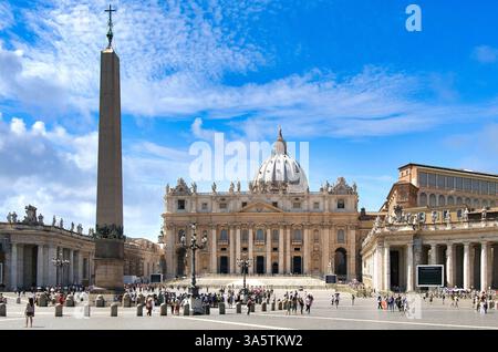 Les visiteurs affluent sur la place Saint-Pierre, admirant la grande architecture et l'importance historique de la Cité du Vatican. Rome. Italie Banque D'Images