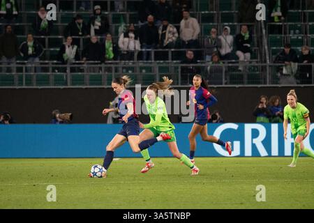 Wolfsburg, Allemagne. 19 mars 2025. Wolfsburg, Allemagne, 19 mars 2025 : Maria Leon (4 FC Barcelone) et Vivien Endemann (25 VfL Wolfsburg) se disputent le match de l'UEFA Womens Champions League entre le VfL Wolfsburg et le FC Barcelone au VfL Wolfsburg Arena de Wolfsburg, en Allemagne. (Qianru Zhang/SPP) crédit : SPP Sport Press photo. /Alamy Live News Banque D'Images