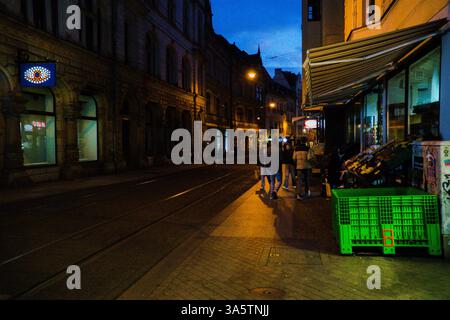Une rue dans la vieille ville de Halle an der Saale, Saxe-Anhalt, Allemagne Banque D'Images