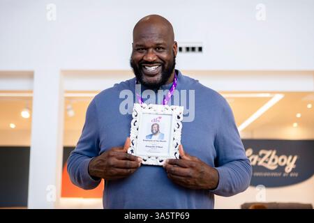 USAGE ÉDITORIAL EXCLUSIF Shaquille O'Neal, ancien joueur de basket-ball de la NBA, s'associe au détaillant de meubles DFS, en tant qu'ambassadeur officiel pour les sièges inclinables et pour lancer le nouveau Shaq-Seater, le plus grand fauteuil jamais sorti par le magasin de meubles. Date d'émission : lundi 24 mars 2025. Banque D'Images