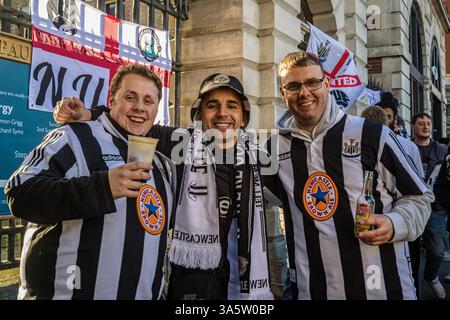 Les supporters se rassemblent et profitent du soleil et de leur bière. Dans l'après-midi du 15 mars, des dizaines de milliers de fans de Newcastle United se déplacent de la ville à Londres pour la finale de la Coupe de la Ligue de Carabao contre Liverpool le lendemain. Sans victoire de trophée national en 70 ans, la 'Toon Army' voyage de Newcastle avec excitation, espoir et pensées de victoire. Les fans de Newcastle se rassemblent à Covent Garden pour une fête la veille de la finale de la coupe, buvant, chantant et riant pour soutenir leur équipe de football bien-aimée. (Photo de Neil Milton/SOPA images/SIPA USA) Banque D'Images