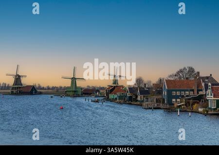 Moulins à vent Zaanse Schans. Panorama de maisons hollandaises traditionnelles, bâtiments monumentaux en bois sur la rivière Zaan à Zaandijk Banque D'Images