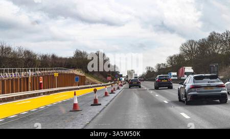 Vue depuis le siège passager de la voiture montrant l'ajout de zones de dépannage d'urgence nécessaires sur l'autoroute intelligente M1 tout en se dirigeant vers le sud à Northampto Banque D'Images