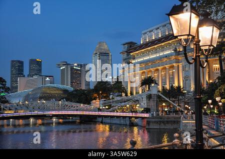 Singapour, Singapour - 8 mai 2009 : la ligne d'horizon du soir brille avec Marina Bay Sands et l'historique Fullerton Hôtel reflété dans les eaux sereines de Banque D'Images
