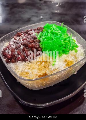 Cendol est un dessert populaire singapourien contenant de la glace pilée, du lait de coco, du cendol (nouilles de gelée verte) et des haricots rouges sucrés. Banque D'Images