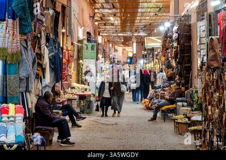 Afrika, Marokko, Marrakech, Geschäfte im Souk Banque D'Images