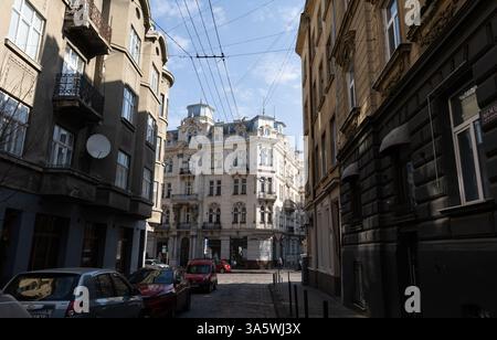 Lviv, Ukraine - 22 mars 2025 : promenez-vous dans les rues pittoresques de Lviv, Ukraine où l'architecture classique rencontre l'énergie urbaine vibrante. Un mélange Banque D'Images