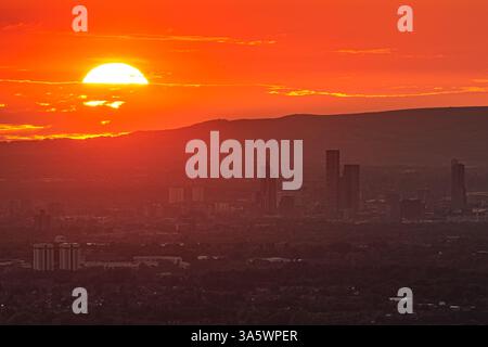 Une vue du centre-ville de Manchester au coucher du soleil comme vu de Disley, Cheshire. Banque D'Images