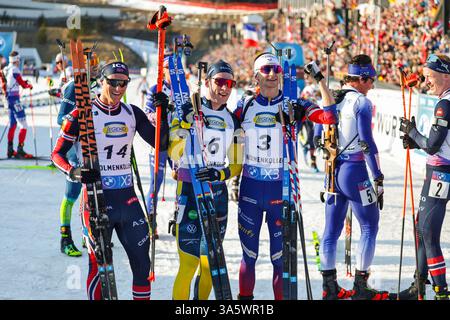 Oslo 20250323. Le podium (G-d) Endre Strømsheim de Norvège, Sebastian Samuelsson de Suède et Eric Perrot de France après le départ collectif masculin de 15 km en biathlon dimanche à Holmenkolen. Photo : Thomas Andersen / NTB Banque D'Images