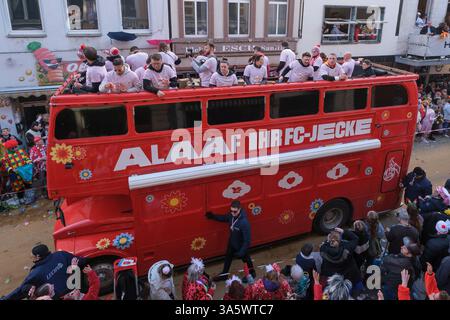 Rose Monday défilé dans le sud de Cologne à Severinstreet. Bus du club de football 1. FC Koeln Banque D'Images