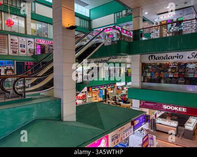 Vue intérieure du complexe People's Park, un développement commercial et résidentiel situé à Singapour, avec escaliers mécaniques et magasins. Banque D'Images