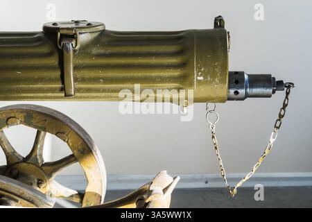 Canon refroidi à l'eau d'une vieille mitrailleuse, photo en gros plan. Banque D'Images