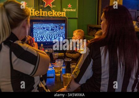 Dans un bar sportif Marylebone, une famille regarde les festivités d'avant-match avant la finale de la Coupe de la Ligue de Carabao. Dans l'après-midi du 16 mars, des dizaines de milliers de fans de Newcastle United descendent. Wembley Way au stade de Wembley pour la finale de la Coupe de la Ligue de Carabao contre Liverpool. Sans une victoire de trophée domestique en 70 ans, la « Toon Army » marche sur la célèbre route avec excitation, espoir et pensées de victoire. Plus tard dans la journée, les fans de Newcastle sans billet regardent le match dans un événement du Sports Bar organisé par le supporter's Trust dirigé par les fans du club. Après une victoire de 1-2 sur Liverpool, le Newcast Banque D'Images