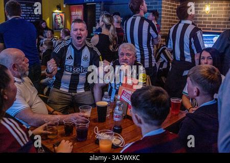 Dans un bar sportif Marylebone, un supporter fait des gestes excitants avant le coup d'envoi de la finale de la Coupe de la Ligue de Carabao. Dans l'après-midi du 16 mars, des dizaines de milliers de fans de Newcastle United descendent. Wembley Way au stade de Wembley pour la finale de la Coupe de la Ligue de Carabao contre Liverpool. Sans une victoire de trophée domestique en 70 ans, la « Toon Army » marche sur la célèbre route avec excitation, espoir et pensées de victoire. Plus tard dans la journée, les fans de Newcastle sans billet regardent le match dans un événement du Sports Bar organisé par le supporter's Trust dirigé par les fans du club. Après une victoire de 1-2 sur Liverpool, le ne Banque D'Images