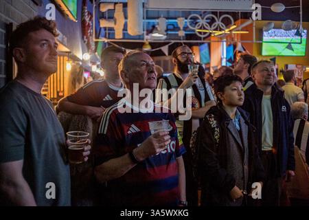 Dans un bar sportif Marylebone, les fans de Newcastle United regardent avec impatience les premières minutes du match. Dans l'après-midi du 16 mars, des dizaines de milliers de fans de Newcastle United descendent. Wembley Way au stade de Wembley pour la finale de la Coupe de la Ligue de Carabao contre Liverpool. Sans une victoire de trophée domestique en 70 ans, la « Toon Army » marche sur la célèbre route avec excitation, espoir et pensées de victoire. Plus tard dans la journée, les fans de Newcastle sans billet regardent le match dans un événement du Sports Bar organisé par le supporter's Trust dirigé par les fans du club. Après une victoire de 1-2 sur Liverpool, les fans de Newcastle Banque D'Images