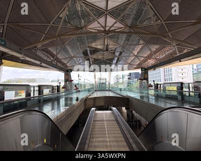 Station MRT Botanic Gardens à Singapour. Vue de la plate-forme et de l'escalator de ci-dessus. Architecture avec verre et métal. Banque D'Images