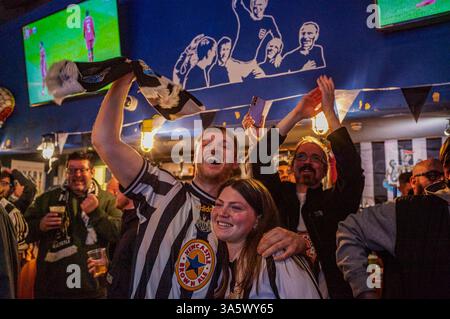 Dans un bar sportif de Marylebone, les fans de Newcastle United célèbrent joyeusement après que le défenseur Dan Burn ait mis leur camp en avant juste avant la mi-temps. Dans l'après-midi du 16 mars, des dizaines de milliers de fans de Newcastle United descendent. Wembley Way au stade de Wembley pour la finale de la Coupe de la Ligue de Carabao contre Liverpool. Sans une victoire de trophée domestique en 70 ans, la « Toon Army » marche sur la célèbre route avec excitation, espoir et pensées de victoire. Plus tard dans la journée, les fans de Newcastle sans billet regardent le match dans un événement du Sports Bar organisé par le supporter's Trust dirigé par les fans du club. Après un 1-2 vi Banque D'Images
