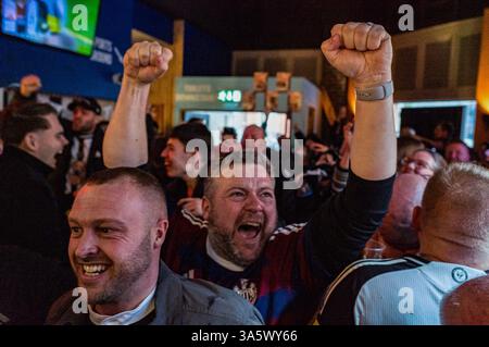 Dans un bar sportif de Marylebone, les fans de Newcastle United célèbrent joyeusement après que le défenseur Dan Burn ait mis leur camp en avant juste avant la mi-temps. Dans l'après-midi du 16 mars, des dizaines de milliers de fans de Newcastle United descendent. Wembley Way au stade de Wembley pour la finale de la Coupe de la Ligue de Carabao contre Liverpool. Sans une victoire de trophée domestique en 70 ans, la « Toon Army » marche sur la célèbre route avec excitation, espoir et pensées de victoire. Plus tard dans la journée, les fans de Newcastle sans billet regardent le match dans un événement du Sports Bar organisé par le supporter's Trust dirigé par les fans du club. Après un 1-2 vi Banque D'Images