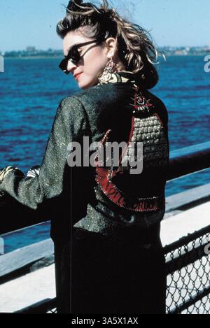 DATE DE SORTIE : 29 mars 1985..TITRE DU FILM : Desperately Seeking Susan. RÉALISATEUR : Susan Siedelman. STUDIO : Orion Pictures. INTRIGUE : Bored Roberta voit une annonce personnelle régulière dans le journal intitulée « Desperately Seeking Susan ». Elle part pour New York, suivant une des annonces, et trouve Susan. Lorsque Susan vend sa veste, Roberta - essayant d'imiter son auteur de publicité mystère - achète la veste et la porte. SUR LA PHOTO : MADONNA comme Susan. (Crédit image : © Orion Pictures/Entertainment Pictures via ZUMA Wire) Banque D'Images