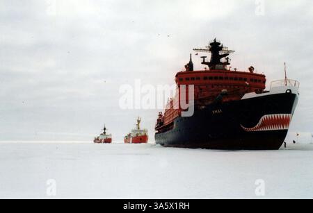 1er août 1994 - le brise-glace russe Yamal, le brise-glace canadien Louis S. réunis Laurent et le Cutter de la Garde côtière Polar Sea rendez-vous près du pôle Nord. Les États-Unis sont en train de perdre une guerre froide en quelque sorte dans l'Arctique. Alors que la ruée vers l'exploitation du littoral arctique et des fonds marins à la recherche de pétrole, de gaz naturel et de minéraux commence, la flotte de brise-glace polaire de trois navires de la Garde côtière (trois si vous en comptez un qui est stationné à Seattle) est éclipsée par les sept Behemoths modernes à propulsion nucléaire de la Russie. (LCDR Steve Wheeler/US Coast Guard/MCT) (crédit image : © LCDR Steve Wheeler/MCT/ZUMAPRESS.com) Banque D'Images