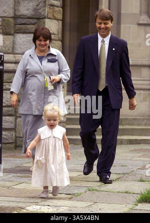 07 août 2000 ; Pinehurst, NC, États-Unis ; J. Kerry a nommé sénateur de Caroline du Nord et ancien challenger sur la course présidentielle - JOHN EDWARDS son coéquipier pour la présidence. Sur la photo : 07 août 2000, le sénateur John Edwards et son épouse ELIZABETH regardent leur fille de 2 ans EMMA CLAIRE courir dans la promenade après avoir assisté à des services à l'église Metropolitan United Methodist Church dimanche matin à Washington DC. Il ne donnerait toujours aucune indication quant à savoir s'il sera ou non le compagnon de course d'Al Gore. Remarque : AUCUNE utilisation de MAGS US News avant le 12 juillet 2004 ! Banque D'Images
