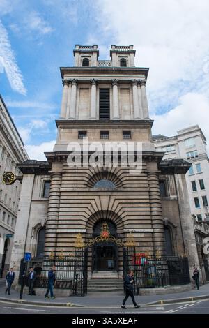 St Mary Woolnoth est une église anglicane de la City de Londres, située à l'angle de Lombard Street et King William Street près de Bank Junction. Banque D'Images